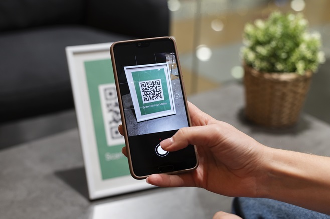 A man using his smartphone for UPI payment